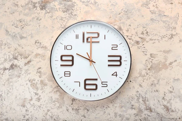 Reloj Elegante Sobre Fondo Grunge —  Fotos de Stock