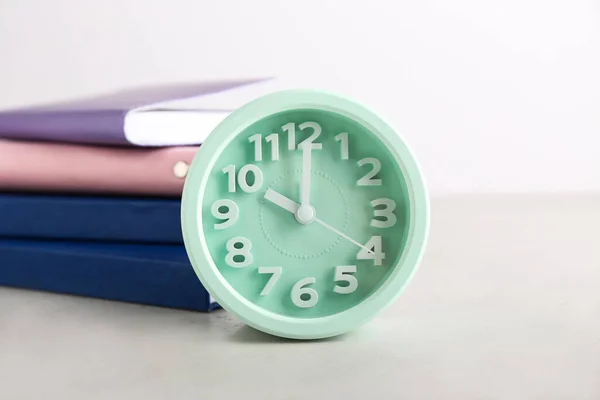 Relógio Alarme Elegante Com Livros Sobre Fundo Branco — Fotografia de Stock