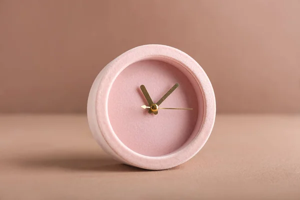 Reloj Despertador Con Estilo Fondo Color —  Fotos de Stock