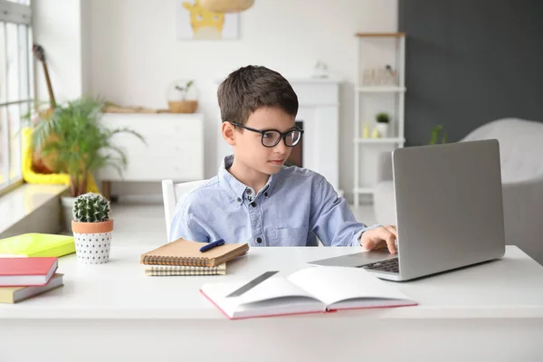 Pequeno Estudante Estudando Line Casa — Fotografia de Stock