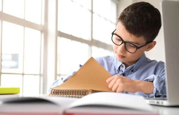 Kleine Schooljongen Schrijven Notebook Thuis — Stockfoto