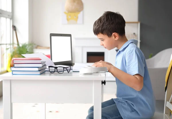 Kleiner Schüler Liest Buch Hause — Stockfoto