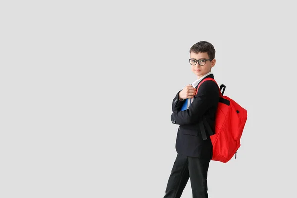 Kleiner Schuljunge Mit Büchern Auf Hellem Hintergrund — Stockfoto