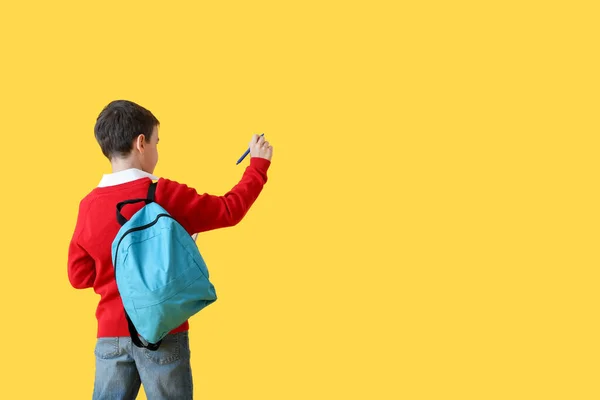 Pequeño Colegial Con Pluma Sobre Fondo Color — Foto de Stock