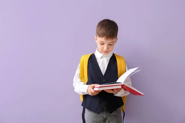 Liten Skolegutt Leser Bok Fargebakgrunn – stockfoto