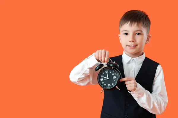 Kleine Schooljongen Met Wekker Kleur Achtergrond — Stockfoto