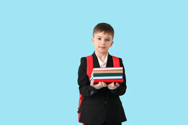 Kleine Schooljongen Met Boeken Kleur Achtergrond — Stockfoto