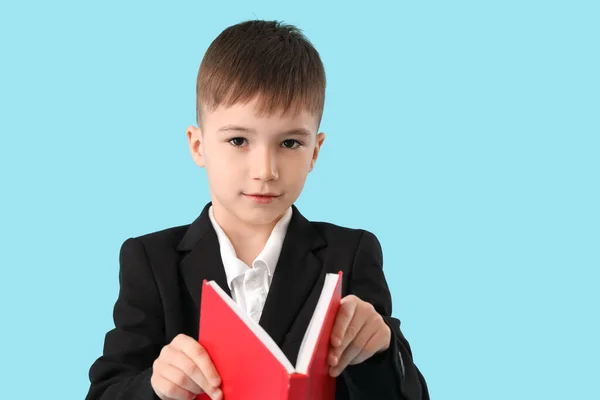 Mały Uczeń Czyta Książkę Tle Koloru — Zdjęcie stockowe
