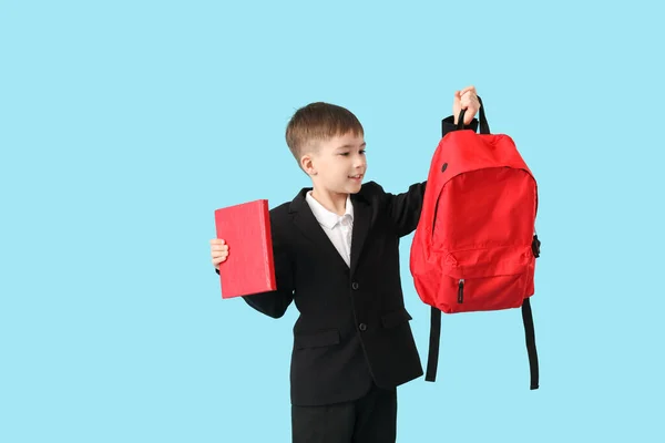 Kleine Schooljongen Met Rugzak Boek Kleur Achtergrond — Stockfoto