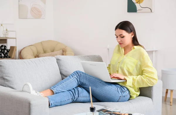 Young Woman Laptop Home — Stock Photo, Image