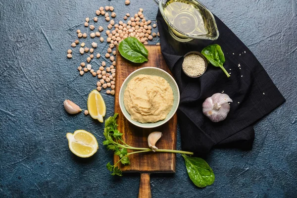 Composición Con Sabroso Hummus Ingredientes Sobre Fondo Oscuro — Foto de Stock