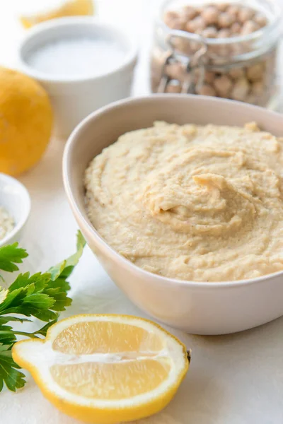 Bowl Tasty Hummus Lemon Light Background — Stock Photo, Image