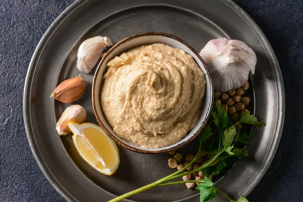 Tigela Com Hummus Saboroso Ingredientes Fundo Escuro — Fotografia de Stock