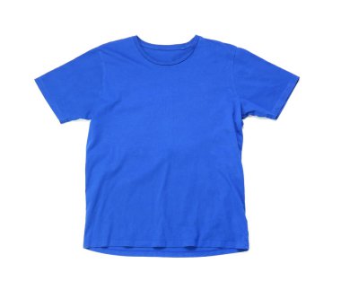 Beyaz arkaplanda şık bir tişört