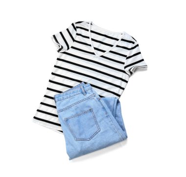 Beyaz arkaplanda şık t-shirt ve kot