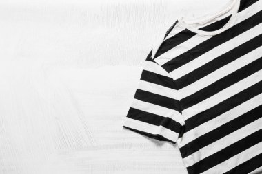 Açık arkaplanda şık t-shirt