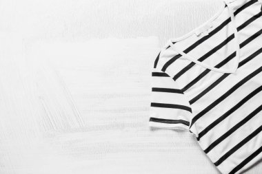 Açık arkaplanda şık t-shirt