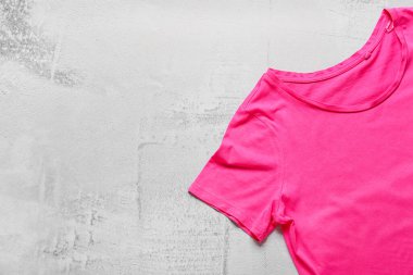 Açık arkaplanda şık t-shirt