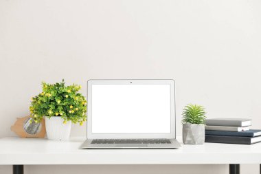 Renk duvarının yanındaki masada modern dizüstü bilgisayar