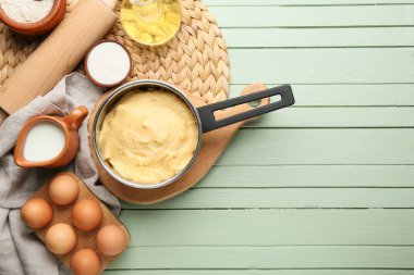 Churros 'u renkli ahşap arka planda hazırlamak için gerekli malzemeler