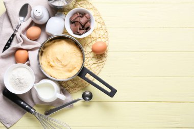 Churros 'u renkli ahşap arka planda hazırlamak için gerekli malzemeler