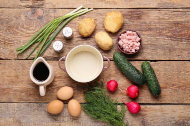 Ahşap arka planda okroshka için farklı malzemeler.