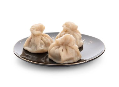 Beyaz arka planda lezzetli hamur tatlısı tabağı