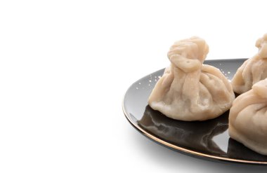 Beyaz arka planda lezzetli hamur tatlısı tabağı, yakın plan.