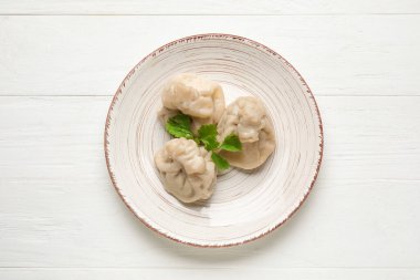 Hafif ahşap arka planda lezzetli hamur tatlısı tabağı