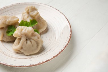 Hafif ahşap arka planda lezzetli hamur tatlısı tabağı, yakın plan.