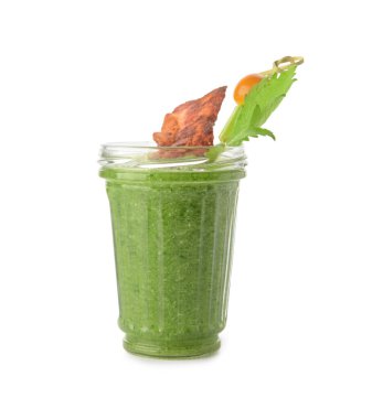 Beyaz arka planda domuz pastırması, bektaşi üzümü ve kereviz ile süslenmiş bir bardak Bloody Mary kokteyli.