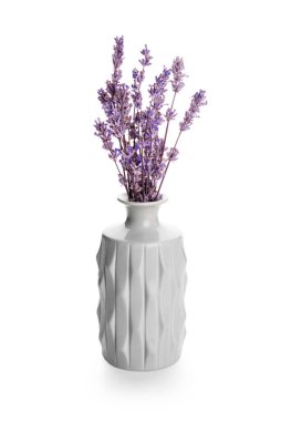 Beyaz arka planda güzel lavanta çiçekleri olan vazo