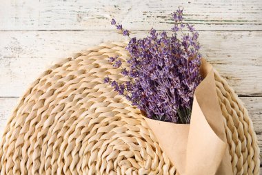 Hafif ahşap zemin üzerinde lavanta çiçekleri, yakın plan