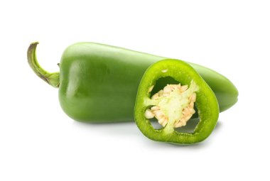 Yeşil biber ve beyaz arkaplanda dilimler