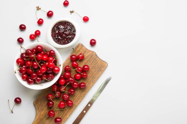 Beyaz arka planda olgun kiraz ve reçelli kompozisyon