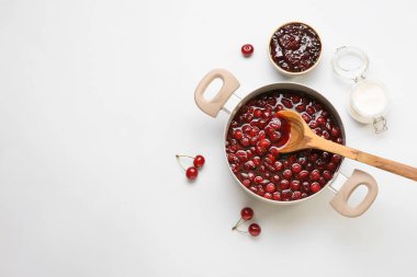 Beyaz arka planda lezzetli vişne reçelli kompozisyon