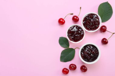 Renkli arkaplanda kiraz reçelli kompozisyon