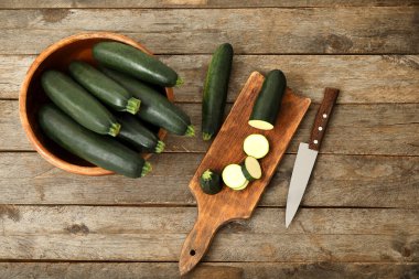 Ahşap zemin üzerinde dilimlenmiş kabak kabağı olan tahta.