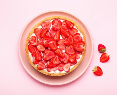 Renkli arkaplanda lezzetli çilekli turta tabağı