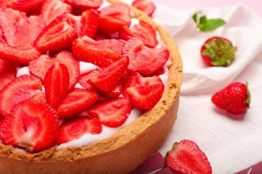 Masada lezzetli çilekli turta, yakın plan.