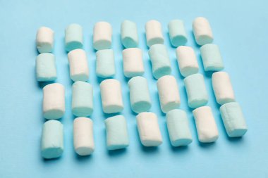 Renkli arkaplanda leziz marşmelovlar