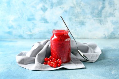 Fonda kırmızı frenk üzümü reçeli ve böğürtlen kavanozu