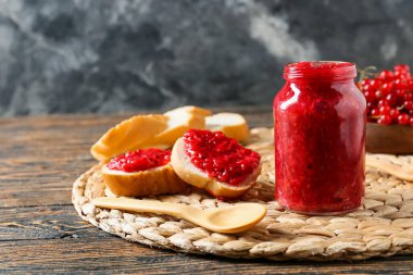 Ahşap masada kırmızı üzümlü lezzetli sandviçler.