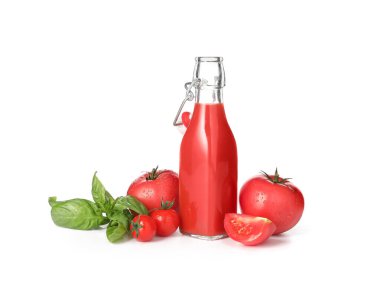 Beyaz arka planda bir şişe lezzetli domates suyu.