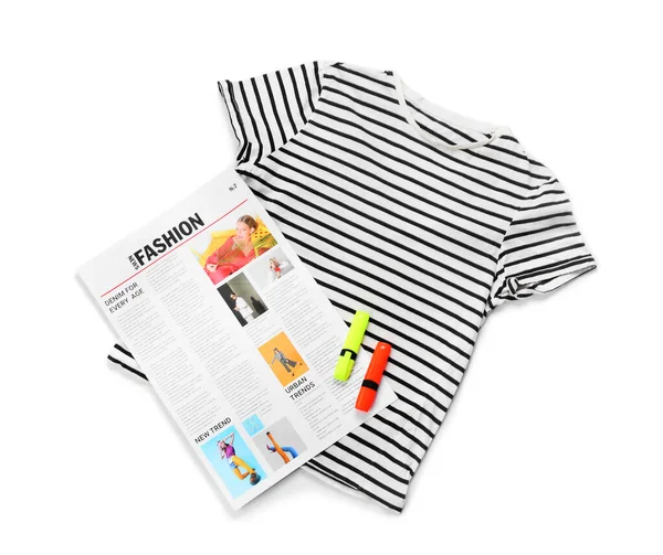 Elegante Shirt Jornal Marcadores Sobre Fundo Branco — Fotografia de Stock