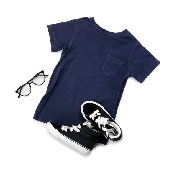 白色背景的时髦T恤 眼镜和鞋子 — 图库照片