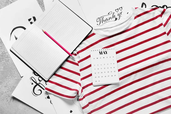 Σύνθεση Στυλάτο Shirt Ημερολόγιο Σημειωματάριο Και Ευχετήριες Κάρτες Ελαφρύ Φόντο — Φωτογραφία Αρχείου