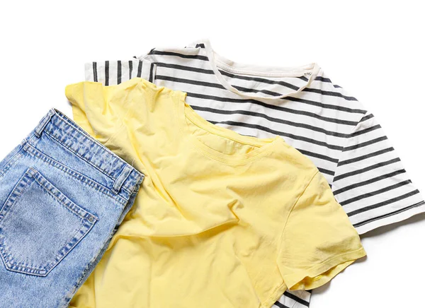 Stilvolle Shirts Und Jeans Auf Weißem Hintergrund Nahaufnahme — Stockfoto