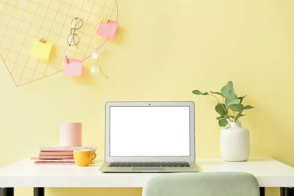 Stilvoller Moderner Arbeitsplatz Mit Laptop Der Nähe Der Farbwand — Stockfoto