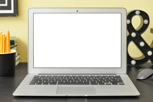 Laptop Moderno Mesa Escura Perto Parede Cor — Fotografia de Stock